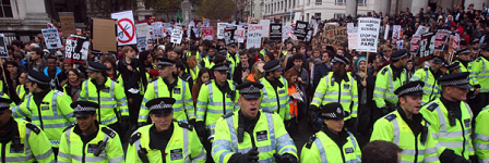 Gelbes Meer aus PolizistInnen auf der Londoner StudentInnendemo